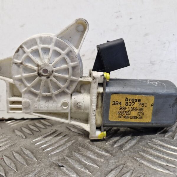 MOTOR ELEVALUNAS DELANTERO IZQUIERDO VOLKSWAGEN PASSAT BERLINA (3B2) [3B4837751A]